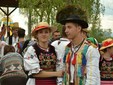 Tineri îmbrăcați în costume tradiționale